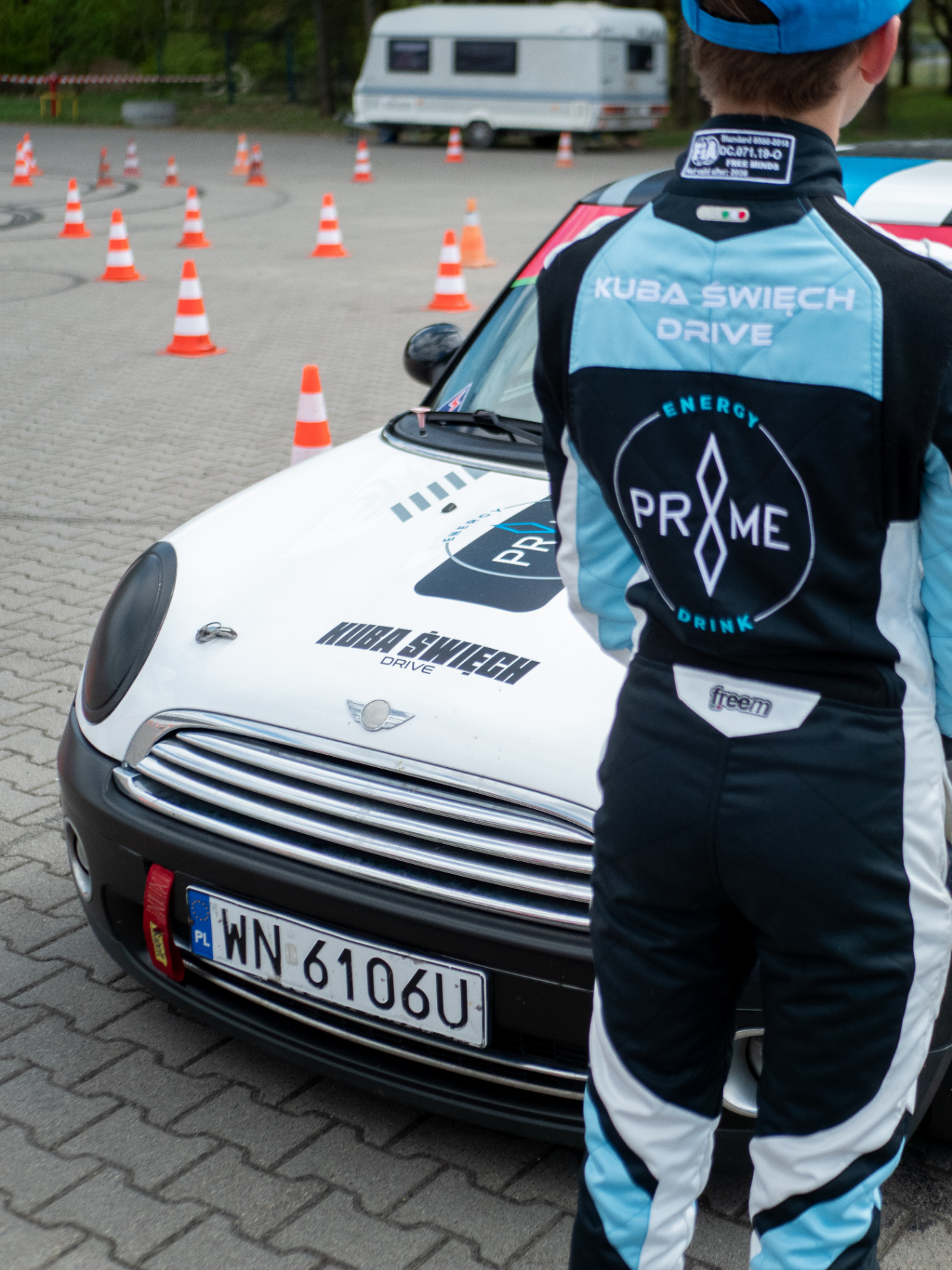 Pre-start · kombinezon i pachołki